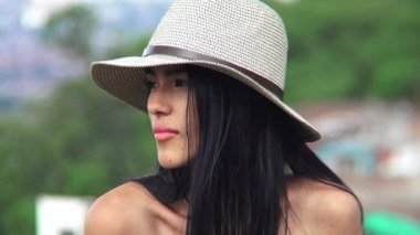 Mutsuz mutsuz İspanyol ve Latin genç kız