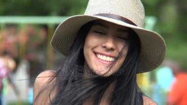 Bahçesi rüzgarlı gün kadın Teen