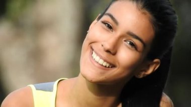 Gülümseyen genç bir öpücük üfleme