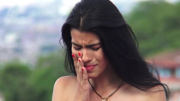 Ledsen spansktalande flicka gråter — Stockvideo