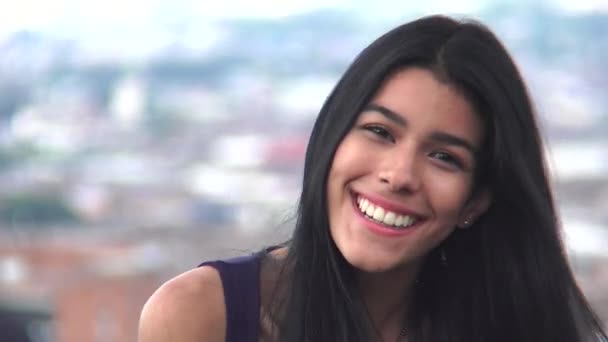 Linda menina hispânica adolescente — Vídeo de Stock