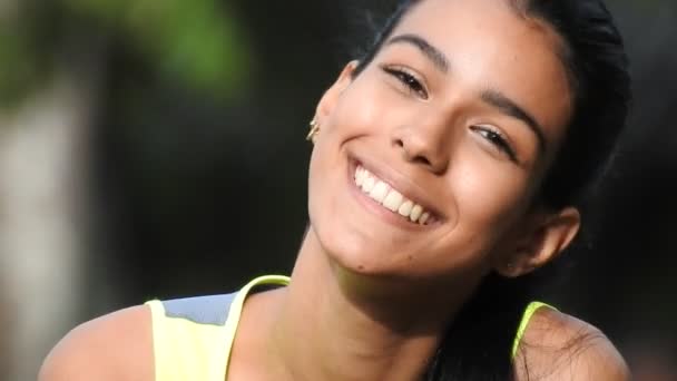 Feliz sonriente cristiana adolescente hembra — Vídeo de stock