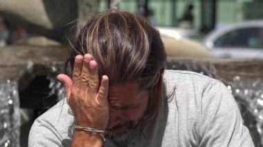 Yakışıklı kişi ağlıyor