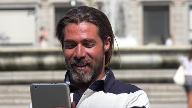 Yakışıklı erkek kullanarak Tablet