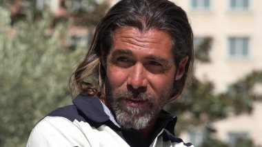 Mutlu yakışıklı biri