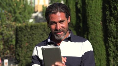 Yakışıklı erkek kullanarak Tablet