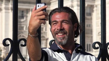 Yakışıklı İspanyol erkek Selfie