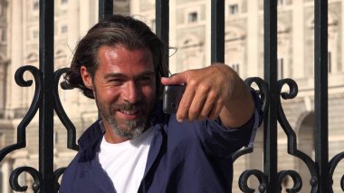 Yakışıklı kişinin Selfy