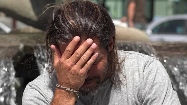 Yakışıklı kişi vurguladı