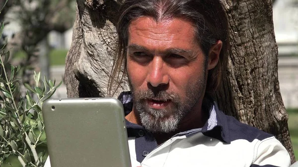 Yakışıklı erkek kullanarak Tablet