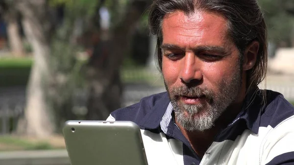 Yakışıklı erkek kullanarak Tablet