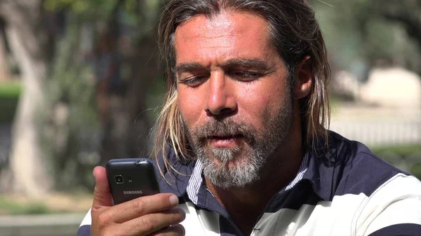 Hombre haciendo llamada telefónica — Foto de Stock