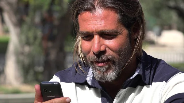 Cep telefonu kullanarak erkek