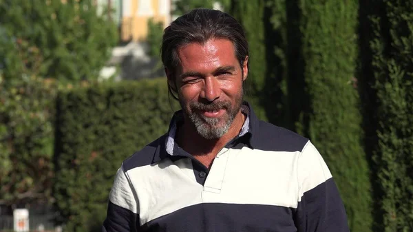 Bir kişi göz kırpıyor