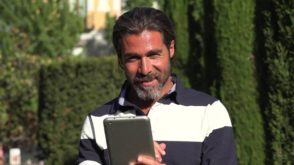 Yakışıklı erkek kullanarak Tablet