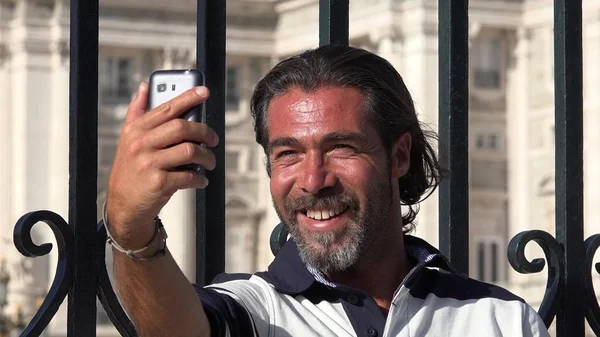 Yakışıklı erkek Selfie