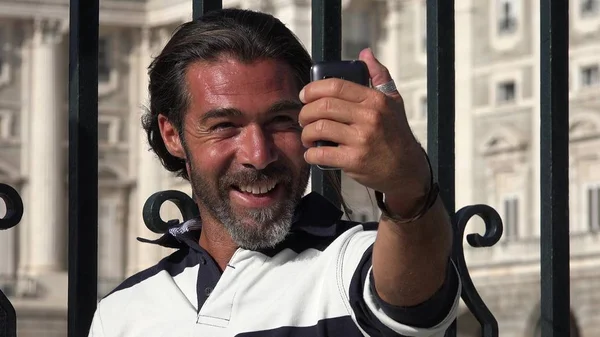 Yakışıklı kişinin Selfy