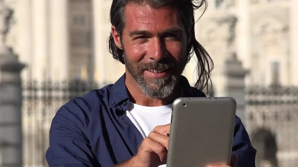 Европейский мужчина с помощью планшета — стоковое фото