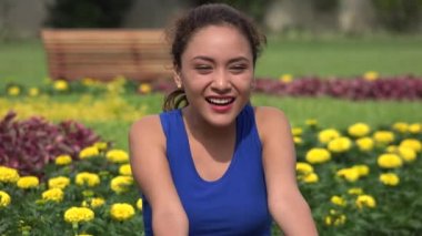 Mutlu heyecanlı İspanyol kadın