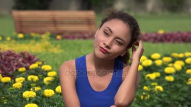 Düşünme veya merak İspanyol kadın karışık