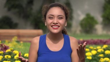 Mutlu heyecanlı genç İspanyol kadın