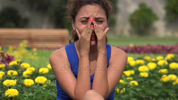 Αναστατωμένος Ισπανόφωνος νεαρή γυναίκα που κλαίει — Αρχείο Βίντεο