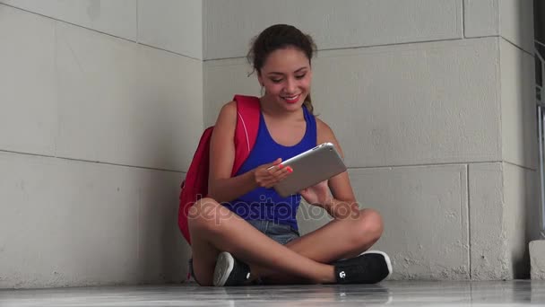 Boldog spanyol női főiskolai hallgató használ tabletta — Stock videók
