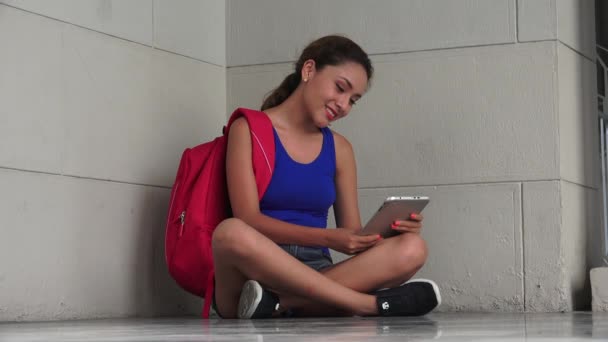 Очаровательная студентка колледжа с планшетом — стоковое видео
