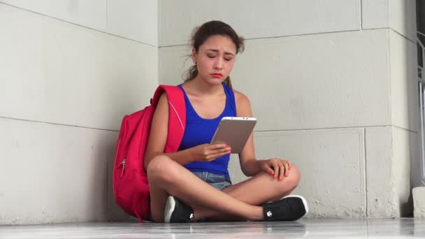 Triste infeliz estudante universitário feminino com tablet — Vídeo de Stock