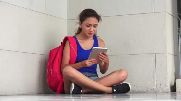 Zmatený beznadějné žena vysokoškolský Student s tabletem — Stock video