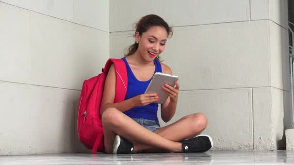 Estudante universitária feliz usando Tablet — Vídeo de Stock