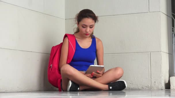 Гнев студентки колледжа печали и стресс с планшетом — стоковое видео