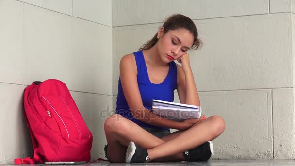 Étudiant collégial lisant des notes ou étudiant — Video