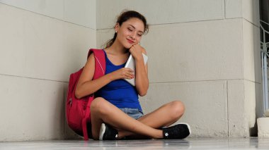 Genç çeşitli kadın mutlu öğrenci