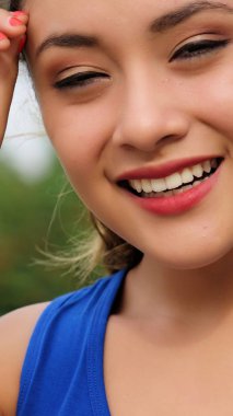 Genç farklı kişinin güler yüz