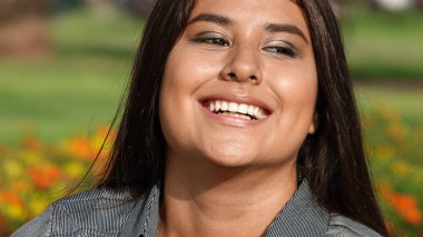 Gülen bir genç kız