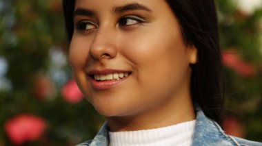 Güzel gözlü kadın