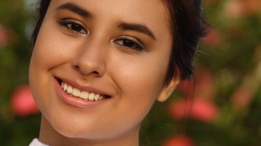 Genç gülümseyen bir insan