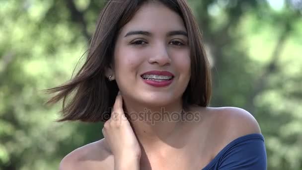 Szczęśliwa kobieta nastolatka — Wideo stockowe