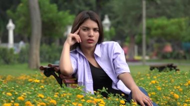 Parkta oturan üzgün yalnız kadın Teen