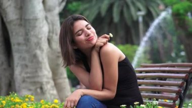 Parkta tek başına oturmak mutlu kadın Teen