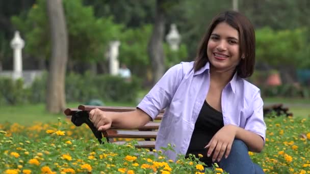 glücklicher weiblicher Teenager im Park mit Zahnspange