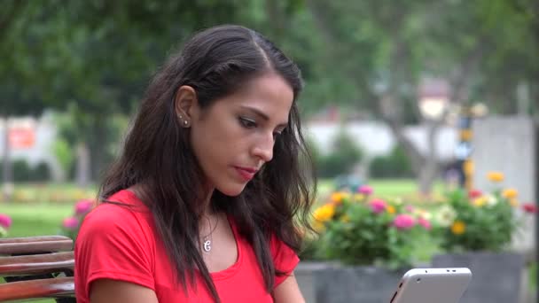 Mulher jovem usando dispositivo Tablet — Vídeo de Stock