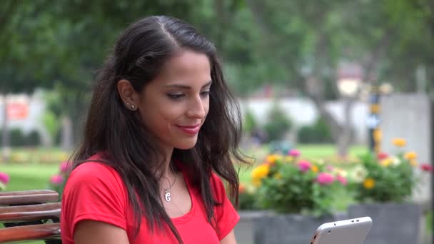 Mujer feliz usando tableta — Vídeo de stock