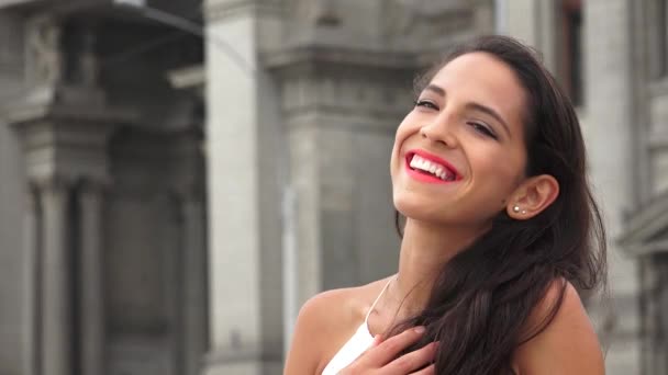 Молодая латиноамериканка смеётся — стоковое видео