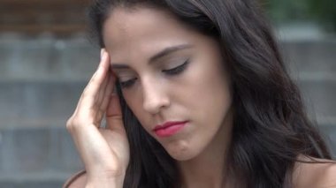 Üzgün üzgün ve yalnız kadın