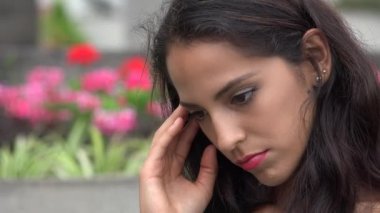 Üzgün İspanyol kadın düşünme