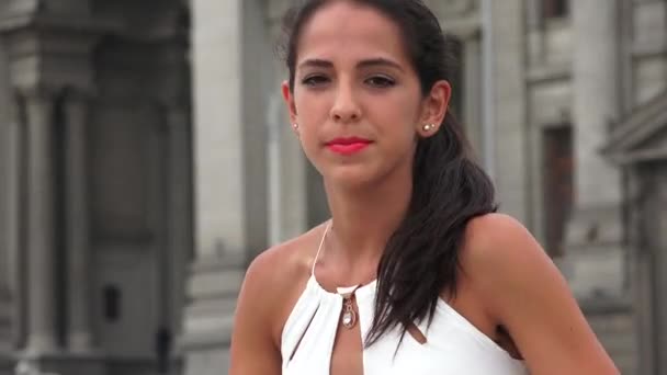 Jovem mulher hispânica — Vídeo de Stock