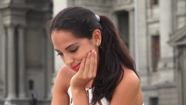 Triste jeune femme hispanique — Video