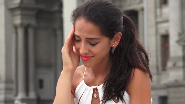 Сльозогінна напружена молода іспаномовна жінка — стокове відео